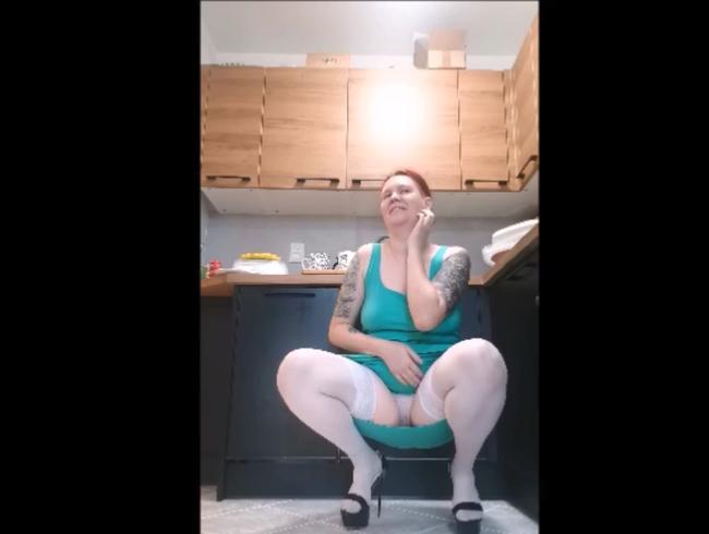 Download: IssabellaBdsm - Fetisch: Höschen, Strümpfe und 2/3 High Heels