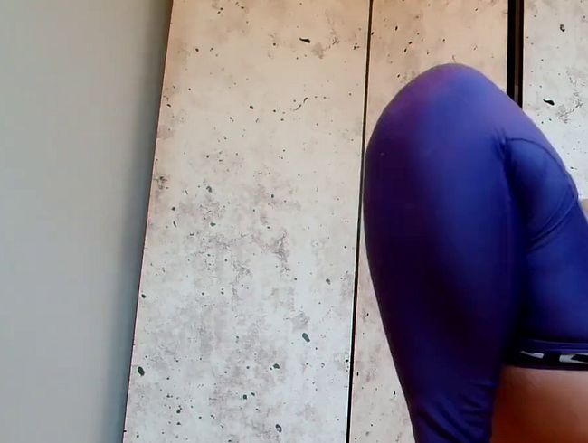 Download: IssabellaBdsm - Squirt in Leggings 1/2