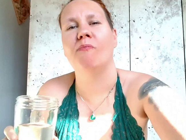 Download: IssabellaBdsm - Viel Pisse mit 1/3 trinken