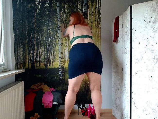 Download: IssabellaBdsm - Sexy Anziehkleider, Minis und Heels Teil 1/2