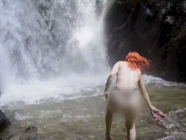 Download: JadeSmith - Sie zieht sich am Wasserfall im Freien aus