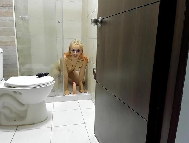 Download: JadeSmith - blowjob mit großem schwanz auf dem boden zwei dildos für mich