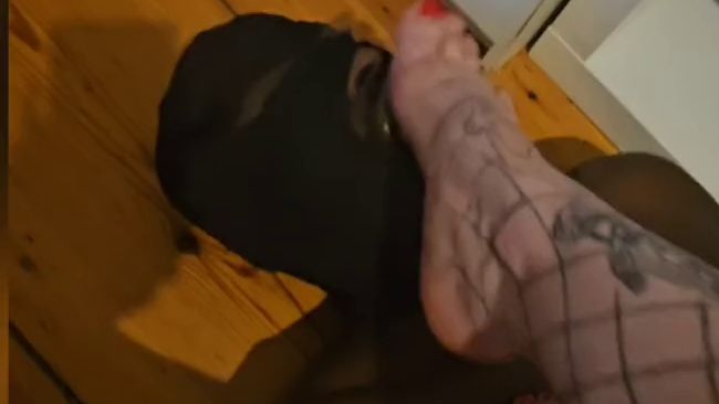 Download: JeannyInkGirl - Sklave muss meine Pisse trinken und wird von meinen Füssen in den Mund gefickt