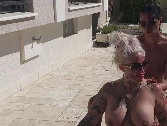 Download: JeannyInkGirl - Meine Trans Freundin undich ölen uns ama Pool auf den Liegen ein und küssen uns von den Porno Drehs