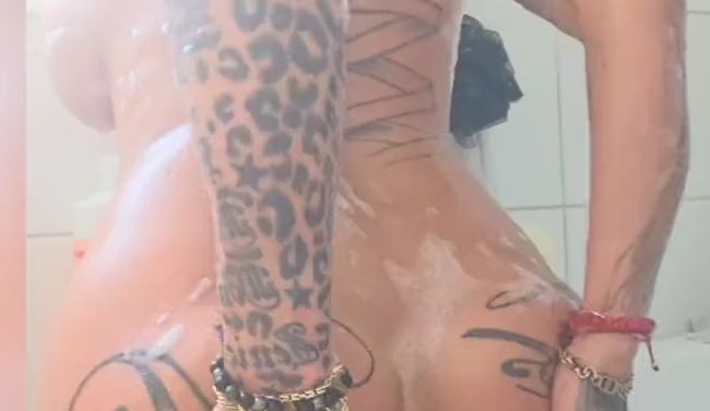 Download: JeannyInkGirl - ich seife meinen tättowierten geilen Körper mit Schaum ein und zeige dir natürlich meine Löcher