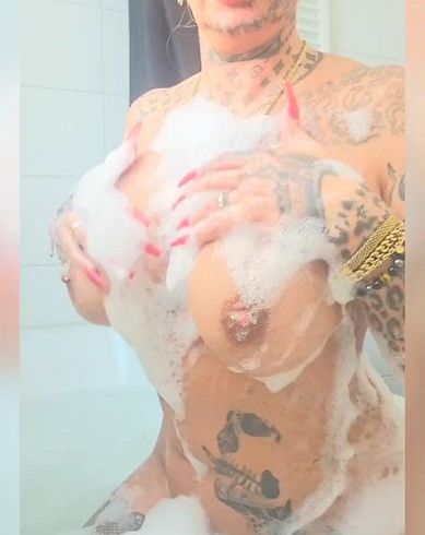 Download: JeannyInkGirl - ich seife meinen tättowierten geilen Körper mit Schaum ein und zeige dir natürlich meine Löcher