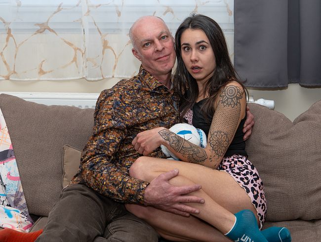 Download: Jenny_Stella - PREMIERE! OLD & YOUNG! DADDYs alter FREUND FICKT meine Löcher BLANK ANAL! Sperma- oder Popo-Maus?