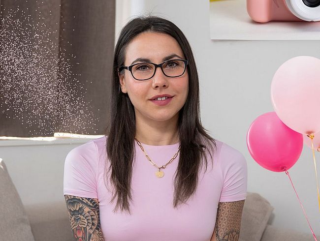 Download: Jenny_Stella - Mein 18. GEBURTSTAG – die GANZE WAHRHEIT! ERWISCHT – mehrfach BESAMT & mit dem STOCK GEZÜCHTIGT!