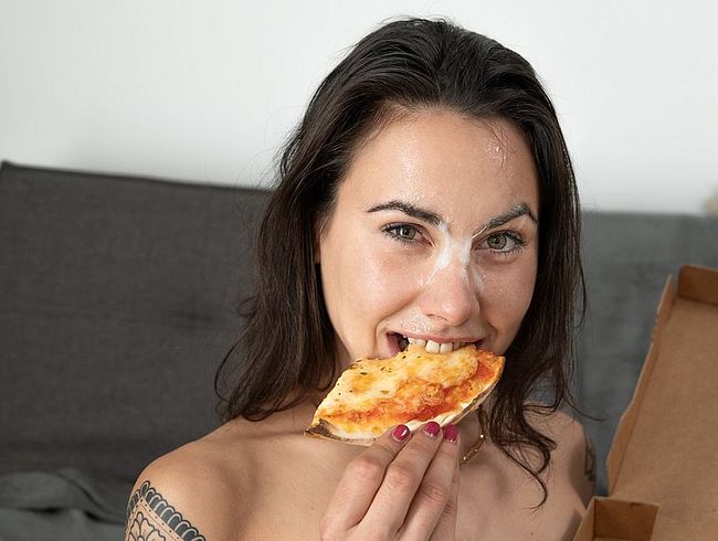 Download: Jenny_Stella - 100 % echter privater, NEUER süßer JUNGSCHWANZ! PIZZABOTE – 18 Jahre alt - 2x heftig abgemolken! 