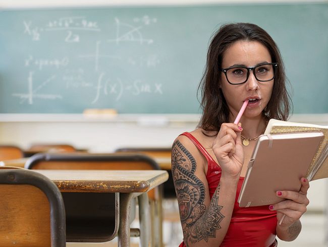 Download: Jenny_Stella - DIE TOTALE SCHWANZ-ERZIEHUNG! VON DER BERUFSCHUL-SCHLAMPE zur strengen LEHRERIN! Traust du dich?