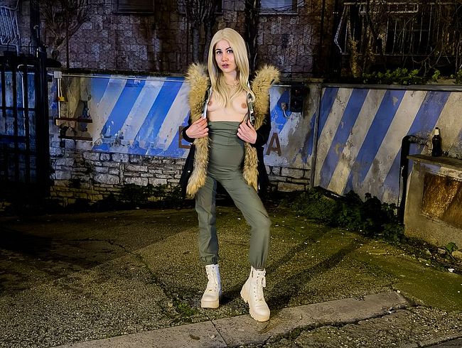 Download: Jenny_Stella - PUBLIC! SCHWANZ öffentlich beim PISSEN erwischt. Ich WICHSE und BLASE ihn einfach an!