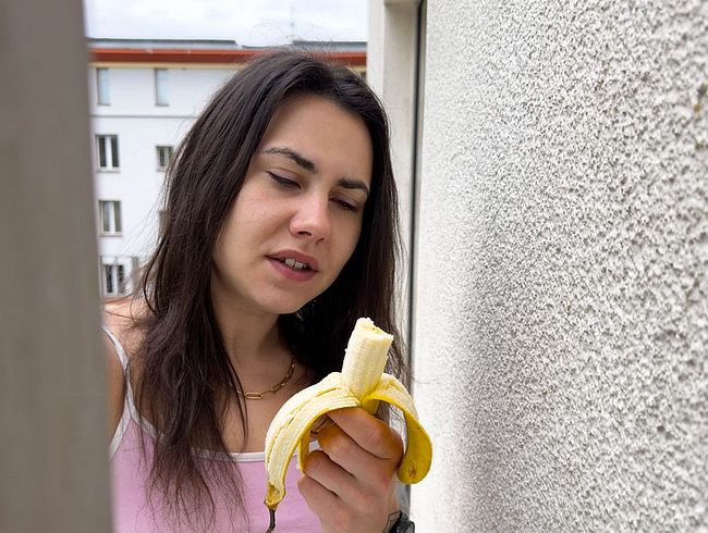 Download: Jenny_Stella - Versauter PRIVATSEX mit dem Nachbarn. WER gibt dem „ÄFFCHEN“ SPERMA? Morgenlatte abgemolken!