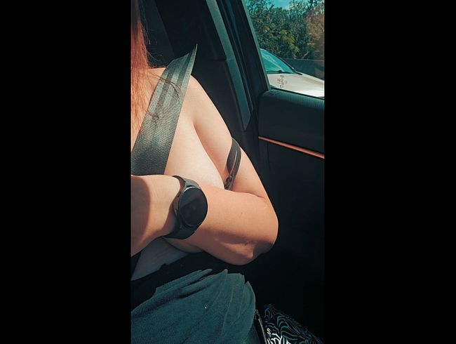 Download: JessyJess - Oben ohne im Auto ;)