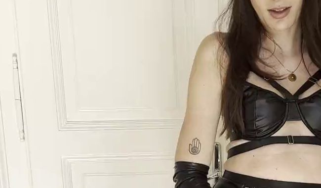 Download: Jessy_outside - Ich bin heute ein geiler schwarzer Hase und immer auf der suche nach EIERN! am besten prall gefüllte