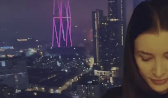 Download: Jessy_outside - Huch, wer hat denn hier mal wieder nichts drunter? ;) würdest du mich denn so nehmen? ;) (Ohne ton)