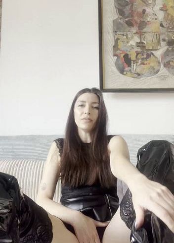 Download: Jessy_outside - Ich zeige dir meine geilen Lackstiefel ;) und hoffe das sie dir gefallen? :)