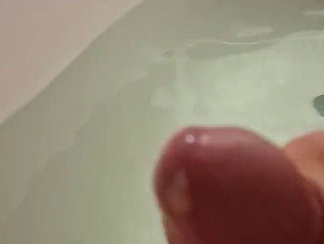 Download: John8927 - Abspritzen in der Wanne