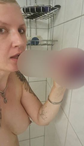 Download: JuleRoxxX - Blowjob in der Dusche mit einem Dildo