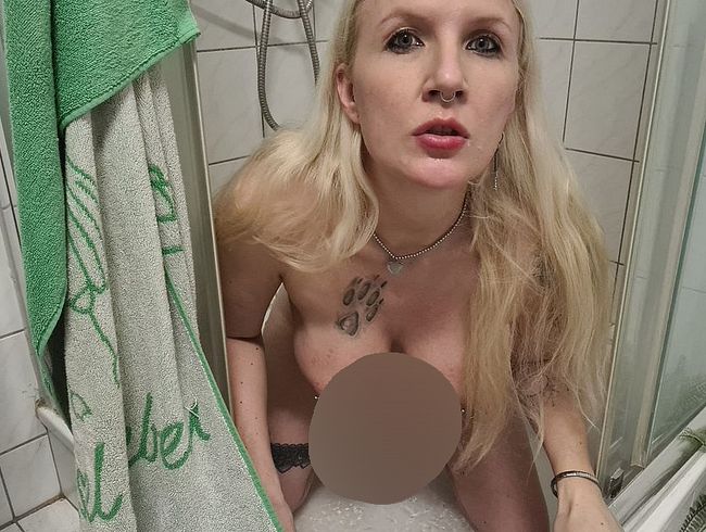 Download: JuleRoxxX - In der Dusche geil besorgt