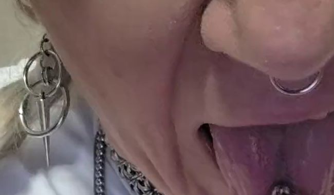 Download: JuleRoxxX - Dicke gepiercte Titten