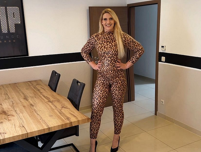 Download: Julia-Winter - Leo Outfit! Darf ich auch deine Wildkatze sein? Fick mich zum Orgasmus!