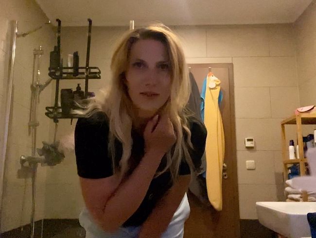 Download: Julia-Winter - Total privat! Spontanes rasieren meiner Pussy! Und du bist dabei!