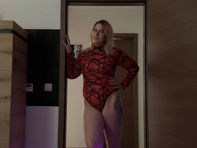 Download: Julia-Winter - Lutschen bis die Sahne spritzt - Nachbar spritzt mir mein ganzen Maul voll!