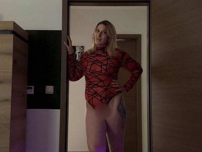 Download: Julia-Winter - Lutschen bis die Sahne spritzt - Nachbar spritzt mir mein ganzen Maul voll!