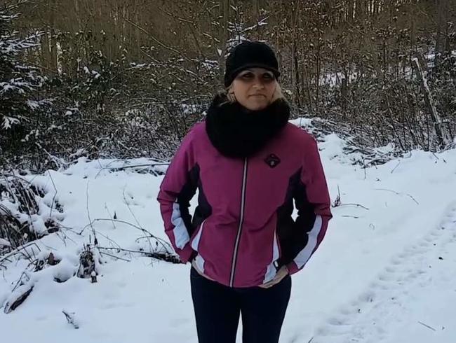 Download: JuliaPink - Pissen im Wald