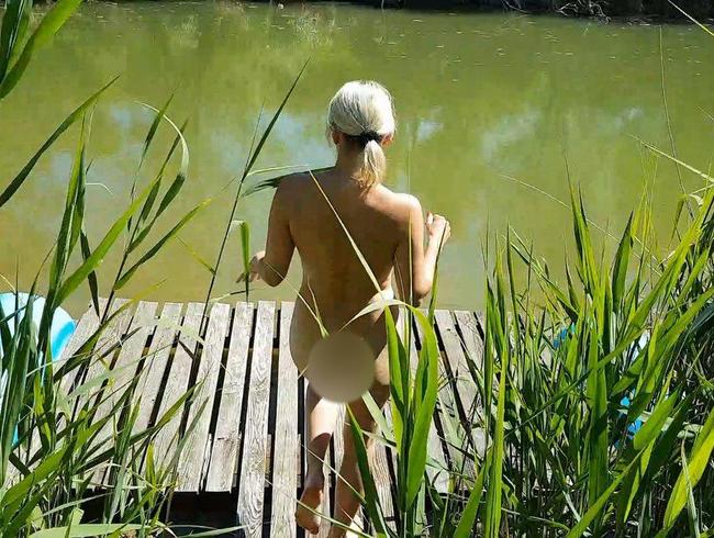 Download: JuliaPink - Pissen am Teich
