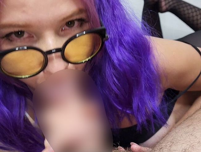 Download: JuliaSweetGirl - Blauhaariges Mädchen saugt hart.