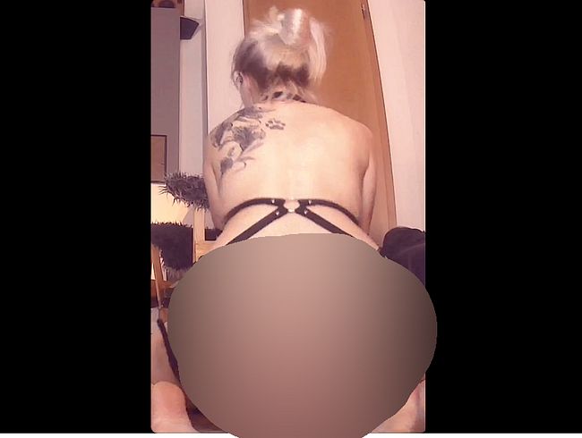 Download: Julialita - Neuen Dildo erstmal zugeritten.