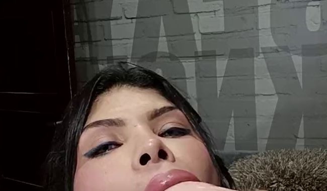 Download: JulieGambel - Tief, tief, sehr tief in die Kehle