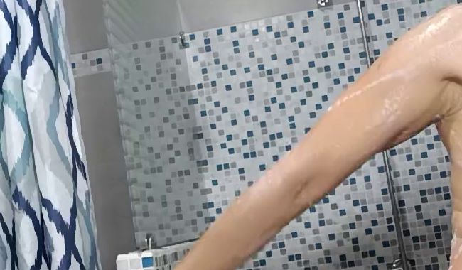 Download: JulieGambel - #3 Duschen um 4:00 Uhr morgens nach dem Streamen