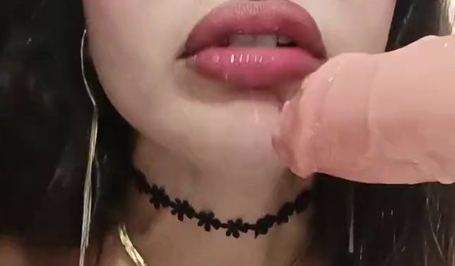 Download: JulieGambel - Große Beine und Nahaufnahme Blowjob #7