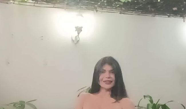 Download: JulieGambel - Streaptease und spucken und saugen