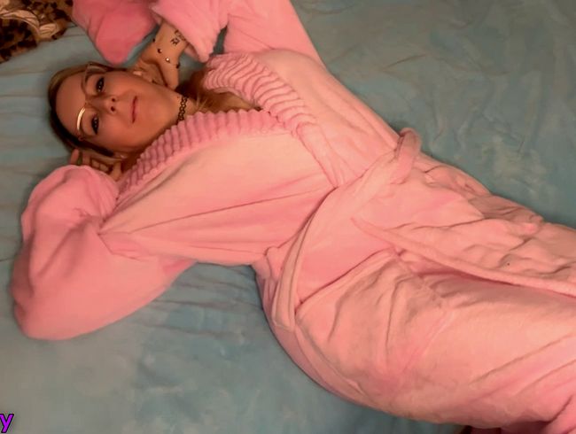 Download: JustKerry - Geilheit im Morgenmantel