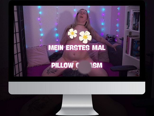 Download: JustKerry - Pillow Orgasm