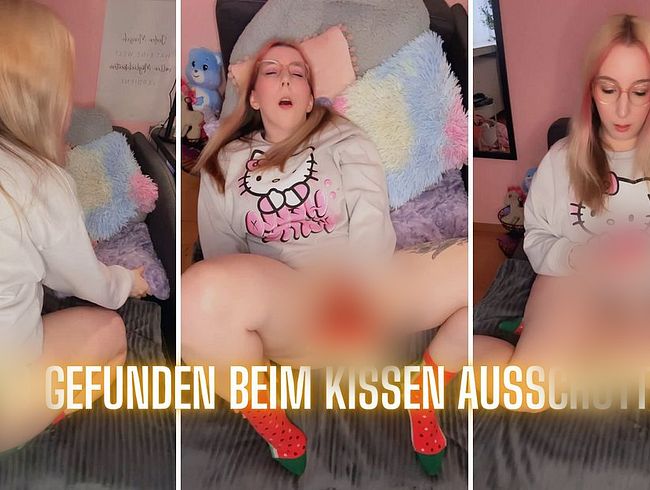 Download: JustKerry - Man denkt, es ist nur ein Berg voller Kissen…