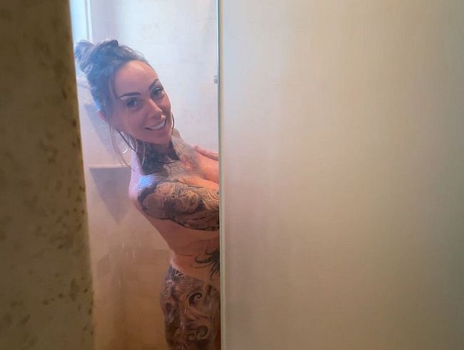 Download: KADA-LOVE - In der Dusche beim ficken auf den Schwanz gepisst