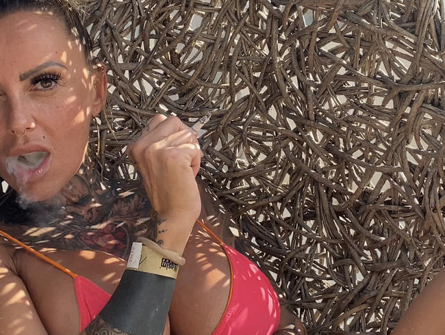 Download: KADA-LOVE - Viel Rauch am Strand