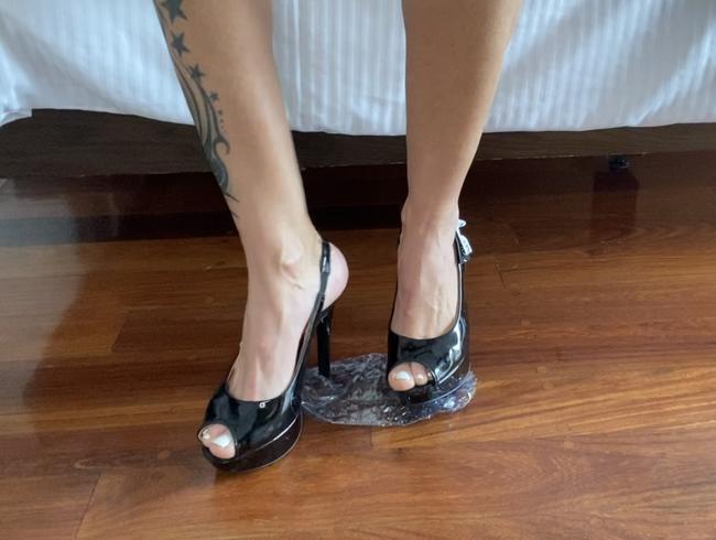 Download: KADA-LOVE - Crushing clip