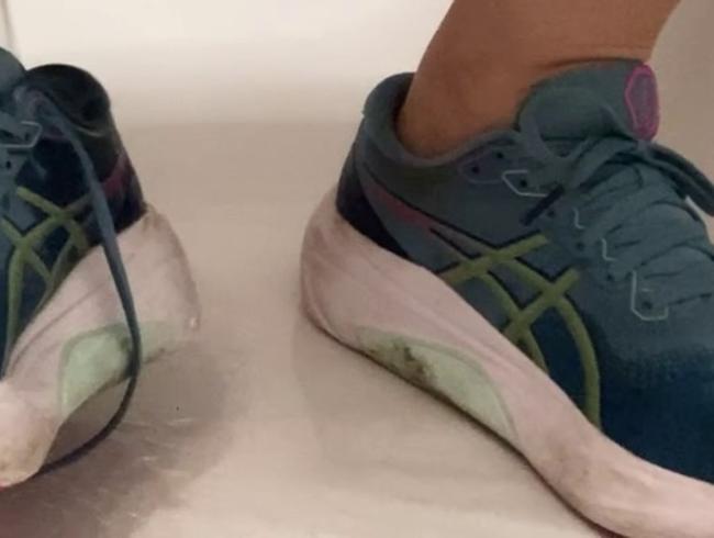 Download: KarinaHH - Turnschuhe vollgepisst (Wunschvideo)