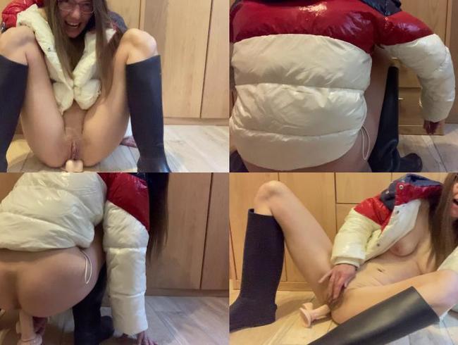 Download: KarinaHH - Dildo anal in Jacke und Gummireitstiefeln (Wunschvideo)