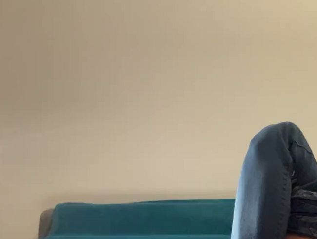 Download: KarinaHH - Pissen aufm Sofa