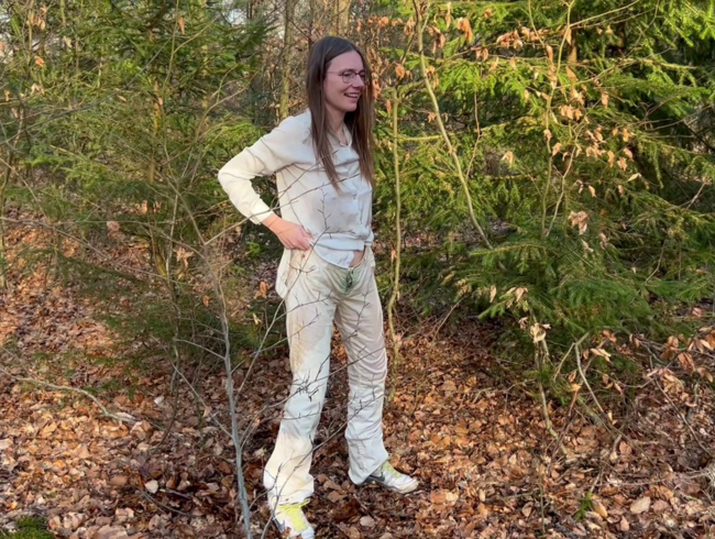 Download: KarinaHH - Hose und im Wald vollgepisst und im Auto gefickt