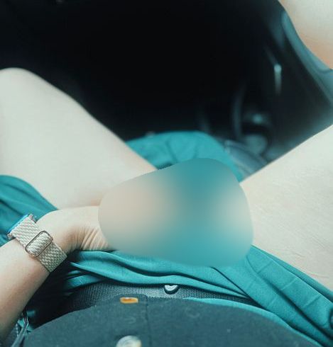 Download: KarinaNelson - Hab ich das echt getan? Mein heißes Spiel mit meiner nassen Pussy im Auto.