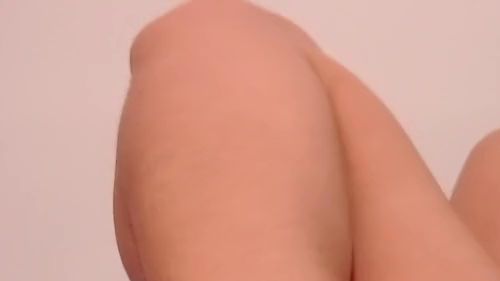 Download: Karlota_Hank - Meine stark behaarte Muschi wird mit meinen Spielzeugen gefickt.