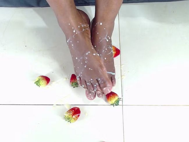 Download: KateBrownn - Du magst Erdbeeren, Sahne und sexy Füße. Schau, wie geil und lecker das aussieht (Ohne Ton)