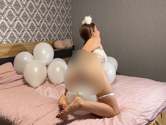 Download: Kate_Wood - Reibe meine Muschi an Ballons in Katzenohren und einem Schwanz
